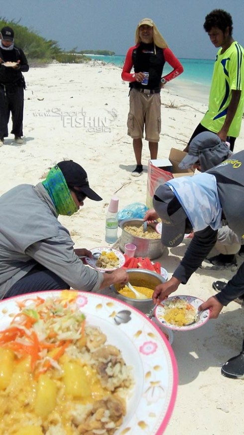 Hot-lunch-served-daily-on-the-islands