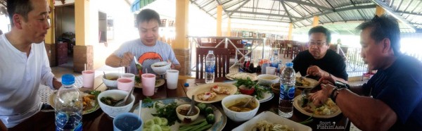 A good fishing trip always begins with good food, and Thai food is among my favourite. Here we are having khao raat gaeng ??????????